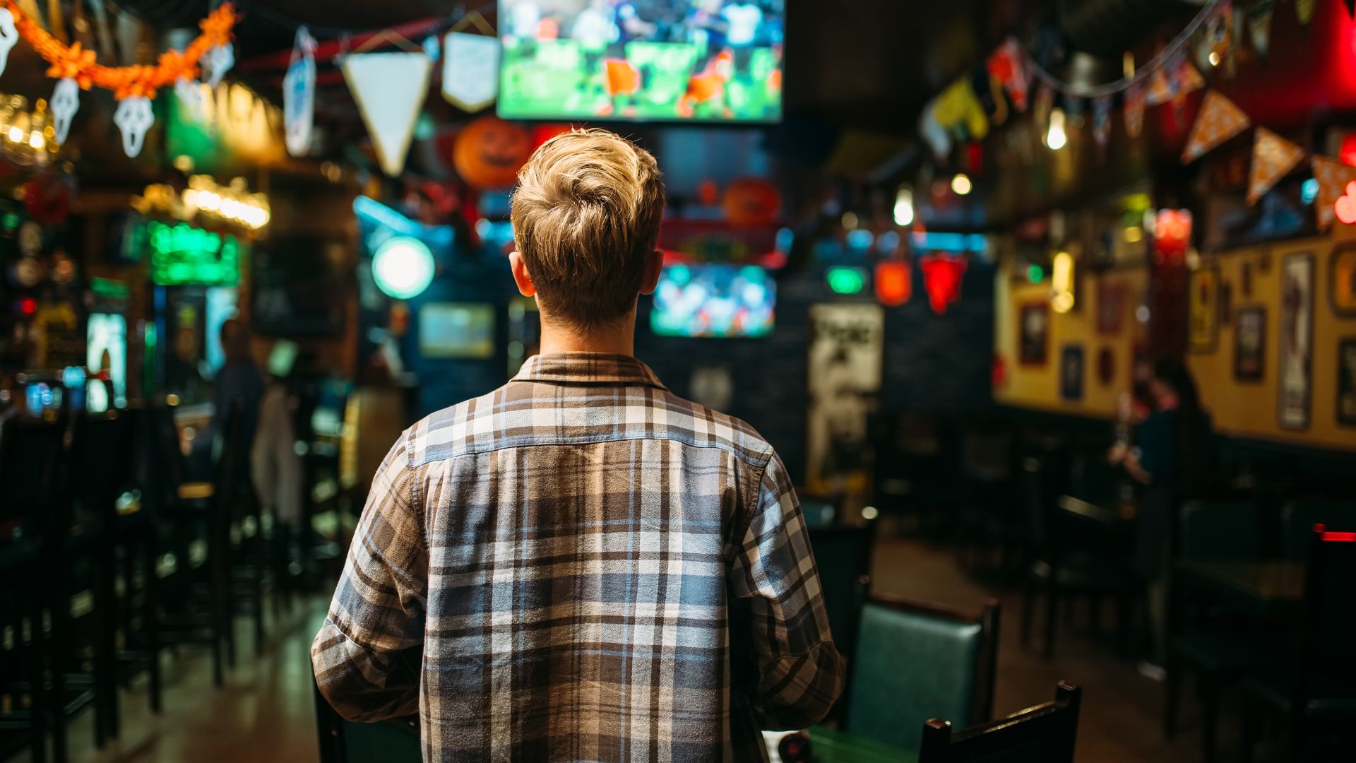 The Perfect Pizza And Sports Bar Drinks to Complement Games